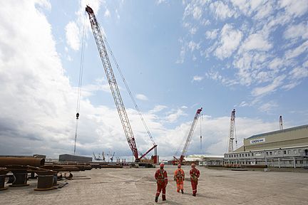 Cranes and Riggers on site